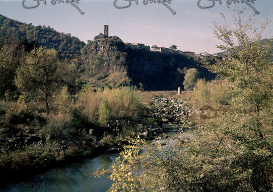 Castellfollit De La Roca Pueblo Situado Sobre Una Pared Basaltica