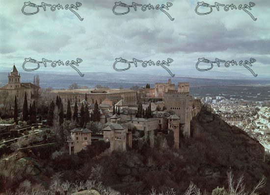 Panoramica De La Alhambra Y Palacio De Carlos V Desde La Silla Del Moro